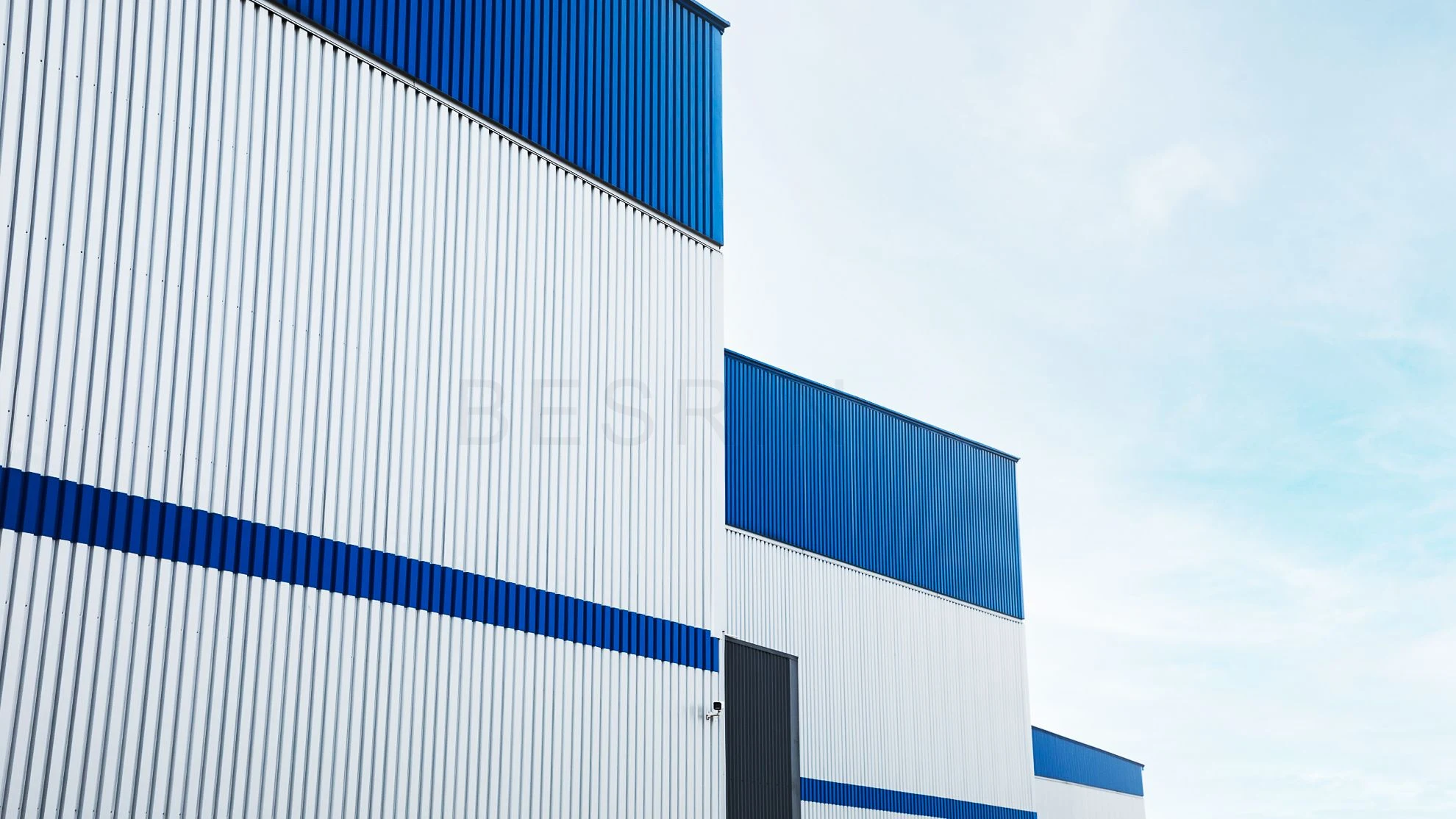 Semi-concealed profiled metal facade